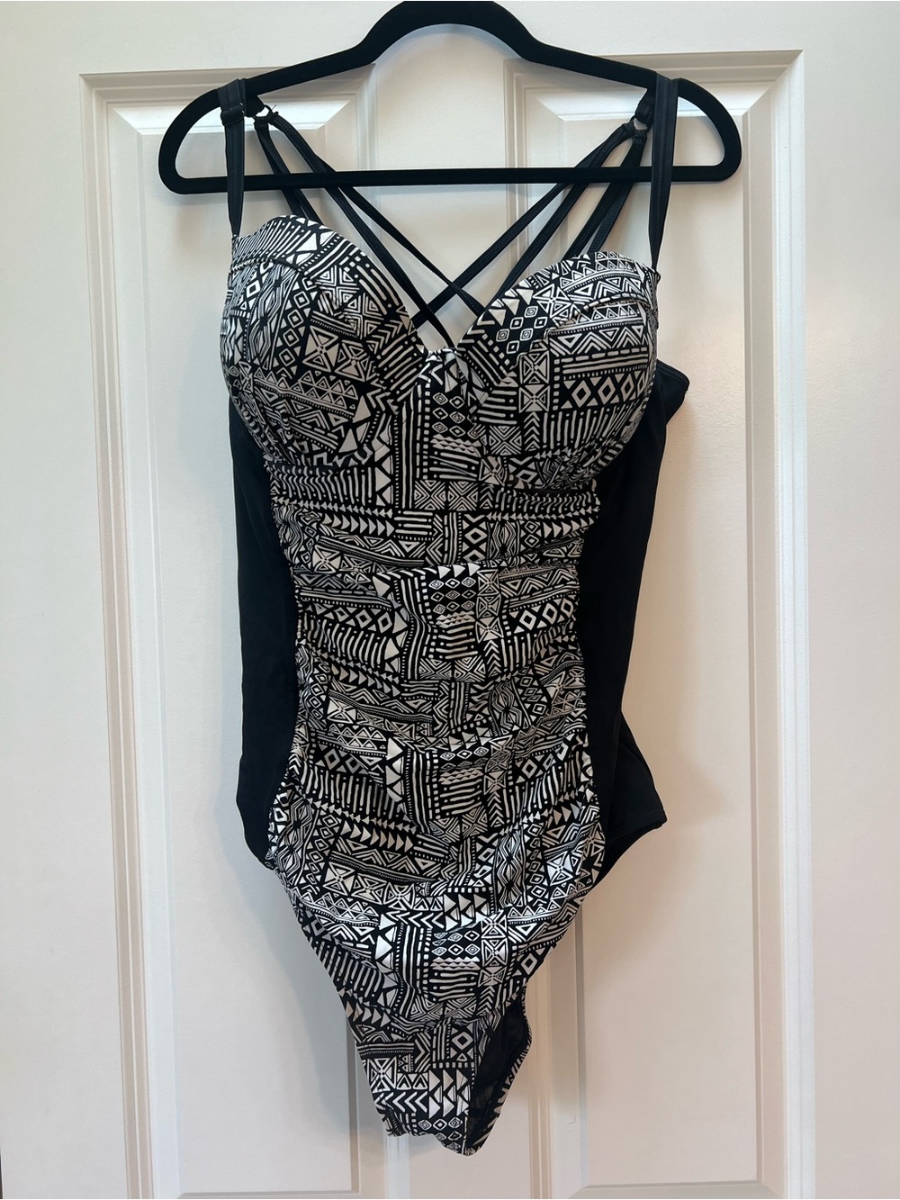 Torrid Size 2 Black & White Geometric One-Piece Swimsuit with Underwire